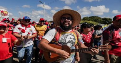 EN FOTOS| Marcha de los claveles rojos rememoró la vida y obra del panita Ali Primera