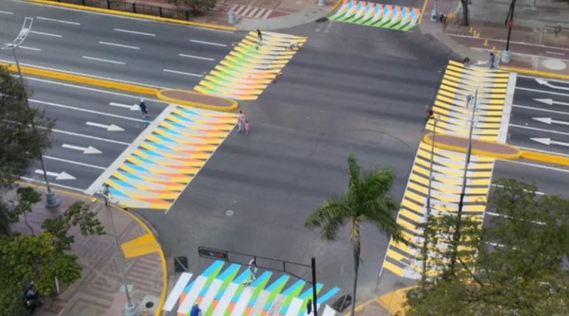 Restauran rayado peatonal frente al Museo de la Estampa y del diseño Carlos Cruz