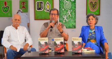Presentan libro "Tesis Política del Comandante Hugo Chávez" en la XX Filven Barinas