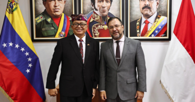 Canciller Yván Gil condecora al Embajador de Indonesia con la Orden Francisco de Miranda