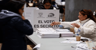 Cierran centros electorales en Ecuador