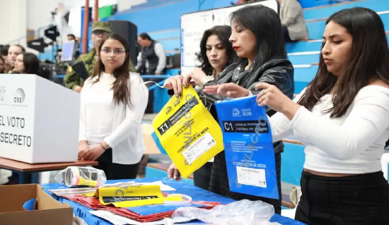 Pueblo de Ecuador participa en elecciones presidenciales este 9 de febrero