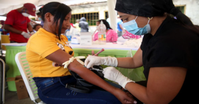 Familias indígenas reciben atención médica en la comunidad de La Vega en Caracas