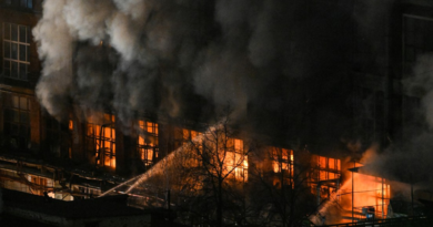 Rescatan a personas atrapadas en un incendio en Moscú
