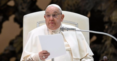 Vaticano reporta leve mejoría del papa Francisco