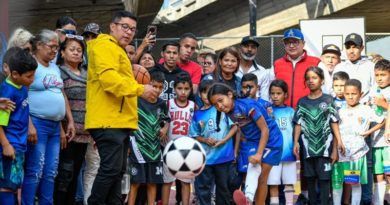 Autoridades de Caracas inauguran cancha deportiva en El Paraíso