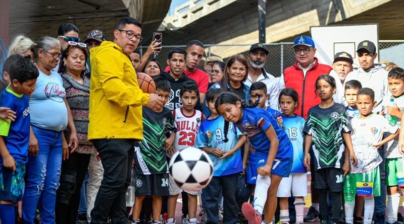 Autoridades de Caracas inauguran cancha deportiva en El Paraíso