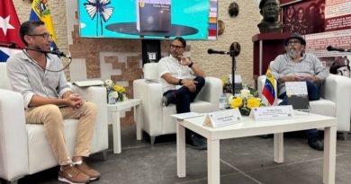 Ministro Freddy Ñáñez presenta libro Sobre Blanco en la Feria Internacional de La Habana