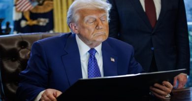 Trump en el despacho oval  (Foto EFE)