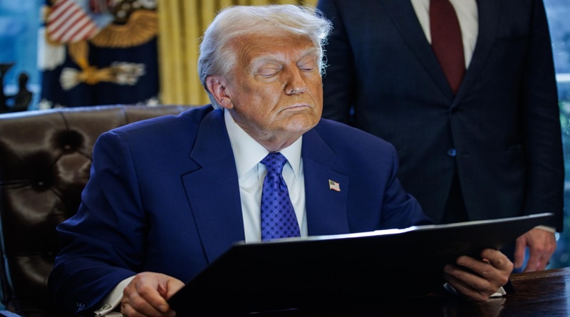 Trump en el despacho oval  (Foto EFE)