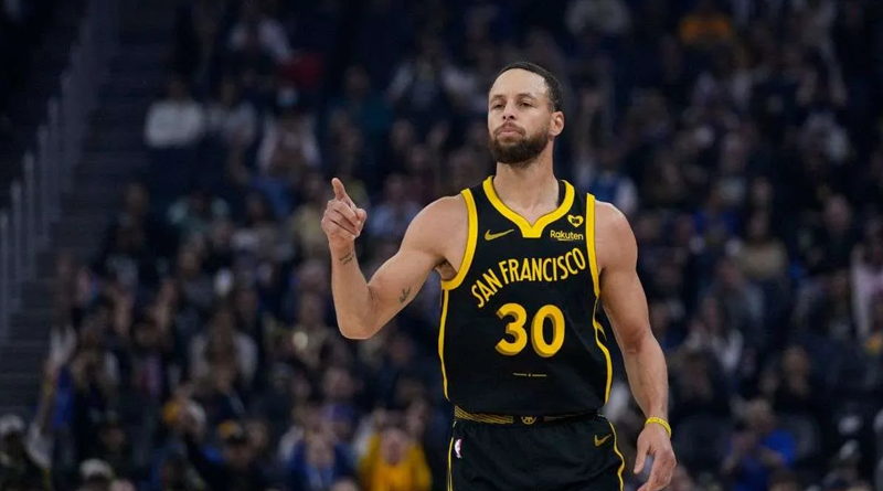Warriors aplastó a Hornets y sumó triunfó histórico
