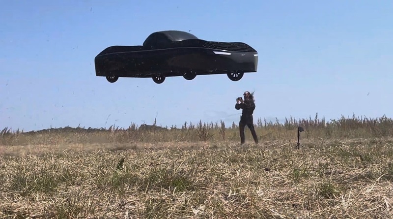 Automóvil vuela en ciudad de California al estilo 'Regreso al futuro 2'