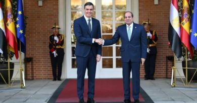 Abdel Fattah el-Sisi (derecha) y Pedro Sánchez, se dan la mano en Madrid, España, el 19 feb de 2025 (Foto agencias)