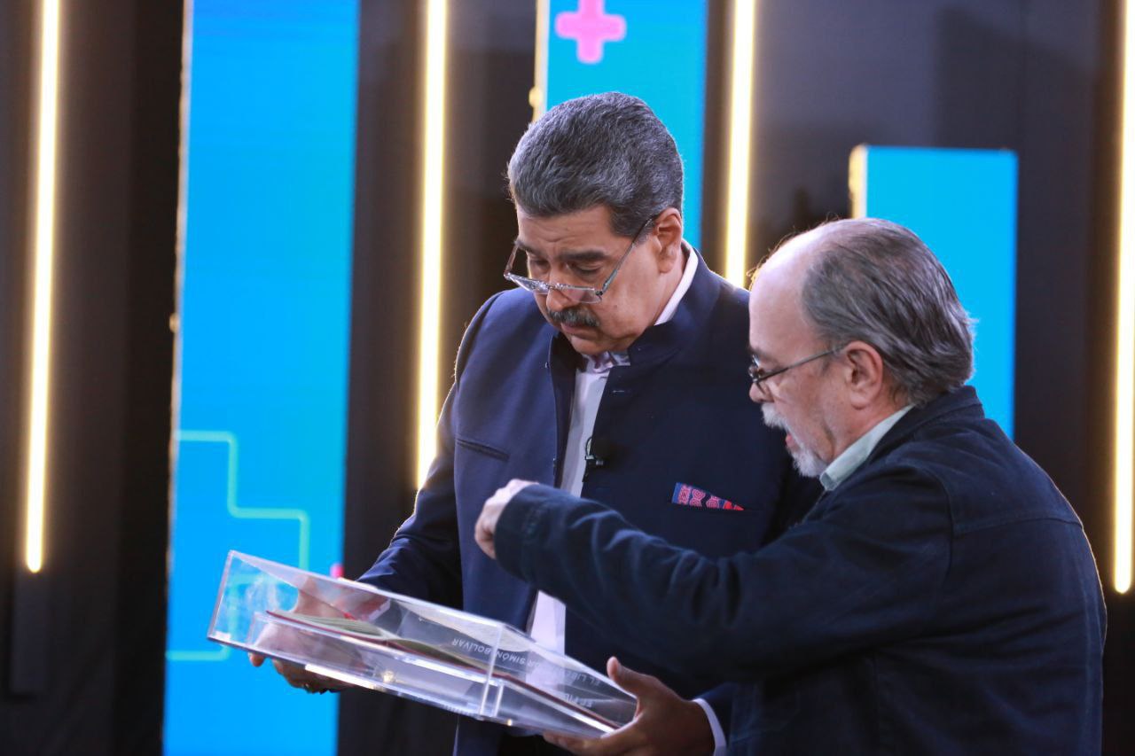 Movimiento de Historia Insurgente entrega a presidente copia del Discurso Angostura