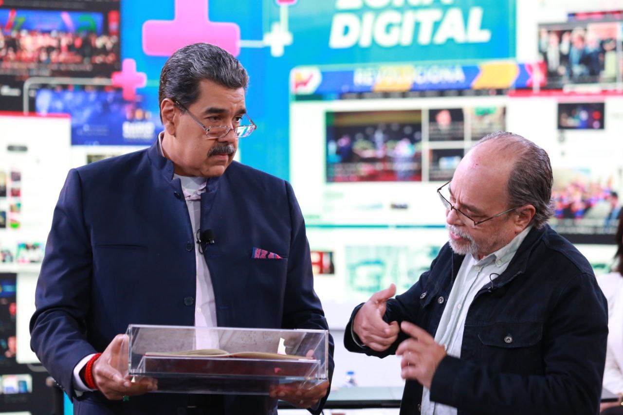 Movimiento de Historia Insurgente entrega a presidente copia del Discurso Angostura