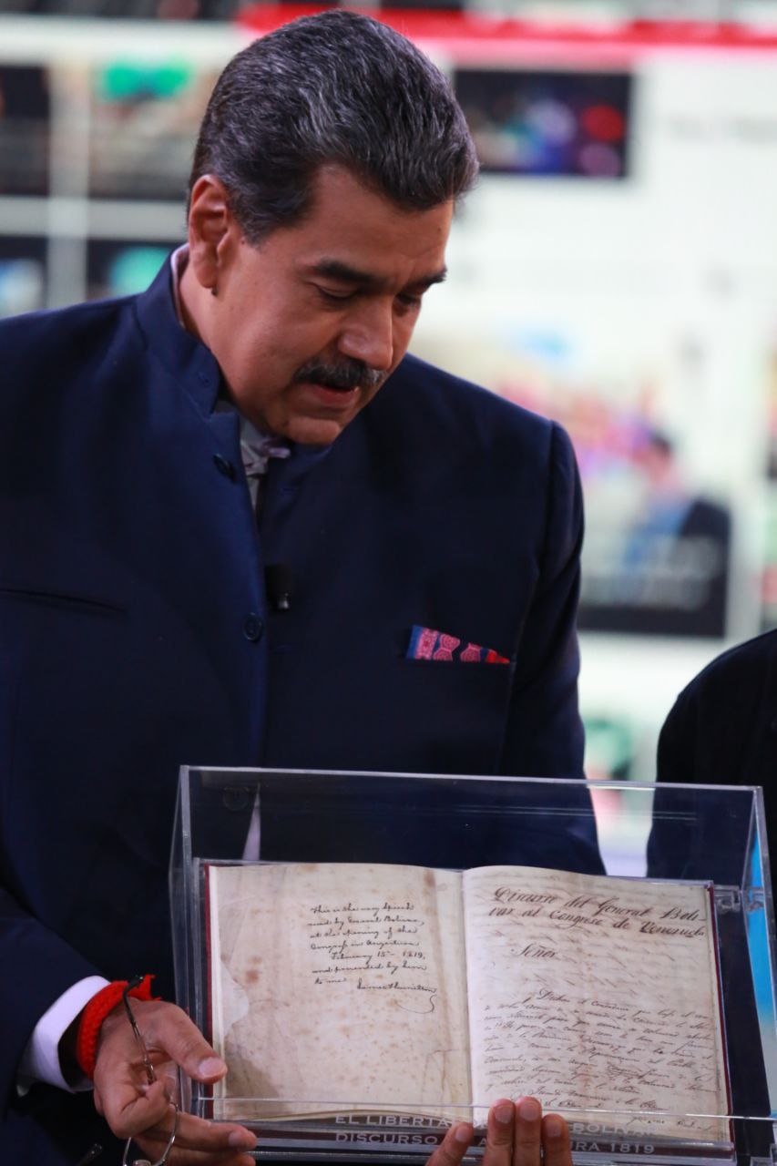 Movimiento de Historia Insurgente entrega a presidente copia del Discurso Angostura