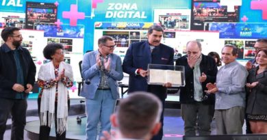 Movimiento de Historia Insurgente entrega a presidente copia del Discurso Angostura