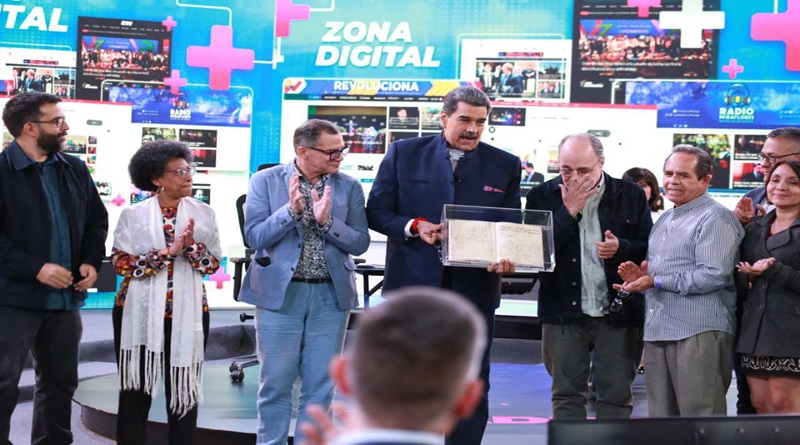 Movimiento de Historia Insurgente entrega a presidente copia del Discurso Angostura
