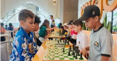 Jóvenes capitalinos participan en torneo escolar de ajedrez
