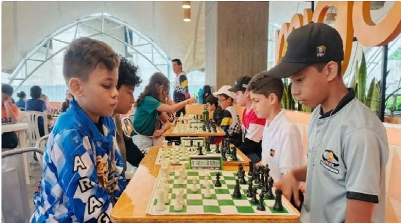 Jóvenes capitalinos participan en torneo escolar de ajedrez