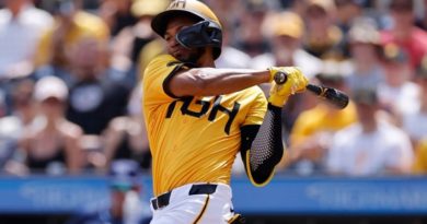 Edward Olivares firma contrato con los Búfalos de Orix en Japón