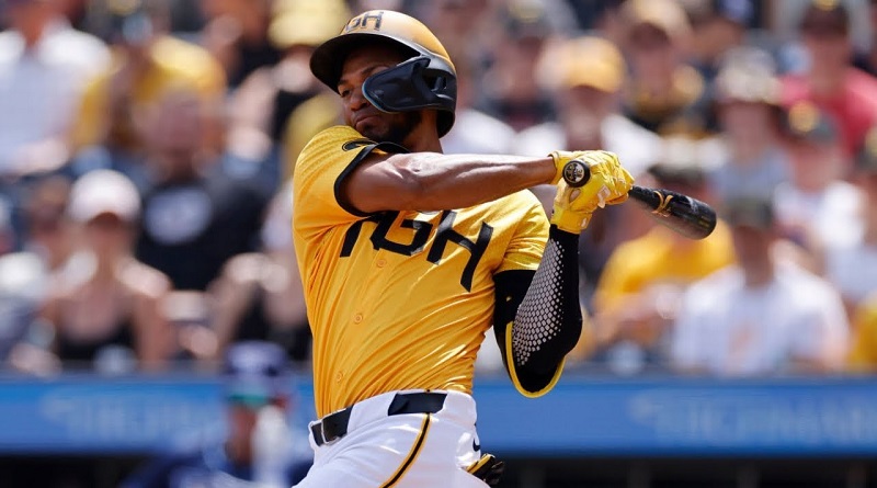 Edward Olivares firma contrato con los Búfalos de Orix en Japón
