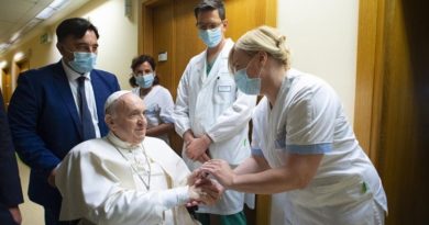 Papa Francisco “está mejor pero no fuera de peligro” y permanecerá hospitalizado