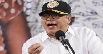 "Arrodillados no somos patria", afirma presidente Petro ante hostilidad de EE.UU.