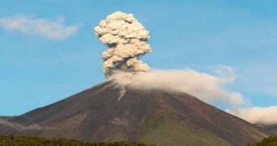 Ceniza de volcán “El Reventador” afecta a dos provincias de Ecuador