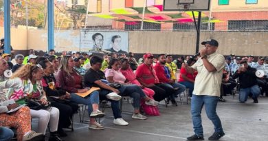 Familias de Petare reciben títulos de propiedad de tierras urbana
