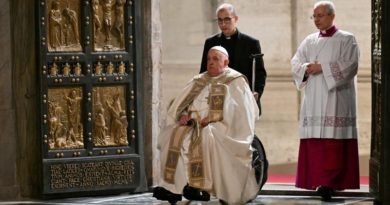 Suspenden ventilación mecánica al papa Francisco por mejoría al respirar