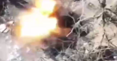 Dron ruso incendia posición camuflada ucraniana