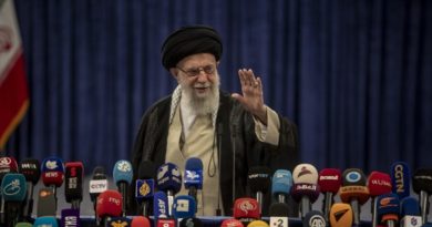 "La insistencia de algunos gobiernos matones en [llevar a cabo] negociaciones no pretende resolver los problemas", declaró el ayatolá Alí Jameneí (Foto: Majid Saeedi / Gettyimages.ru)