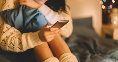 Uso de pantallas por parte de los padres influye en el acceso de los niños