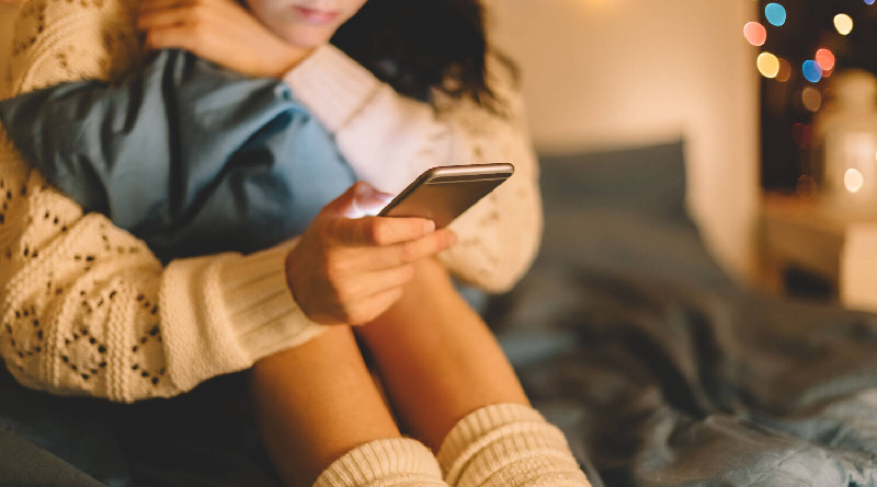 Uso de pantallas por parte de los padres influye en el acceso de los niños