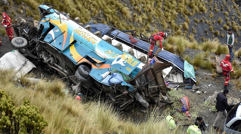 al-menos-fallecidos-desbarrancarse-omnibus-bolivia