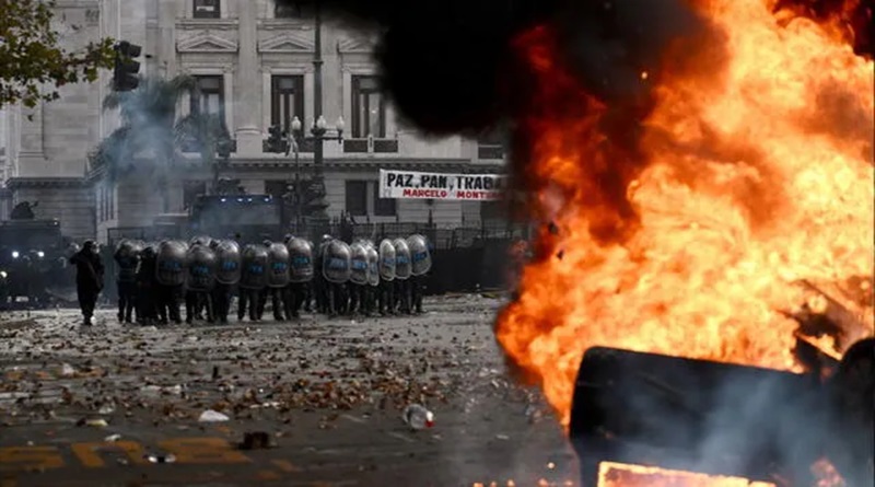Manifestantes queman auto de policía durante protestas en Argentina, el 12 de marzo de 2025. (Foto agencias)