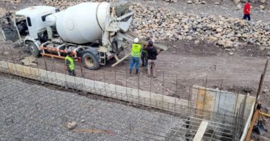 Autoridades supervisan trabajos de construcción del dique Yoroko en Cumanacoa