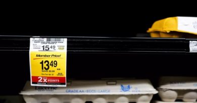 Un anaquel vacío de huevos de libre pastoreo en una tienda Safeway, el lunes 27 de enero de 2025, en Seattle. (Lindsey Wasson / Associated Press)