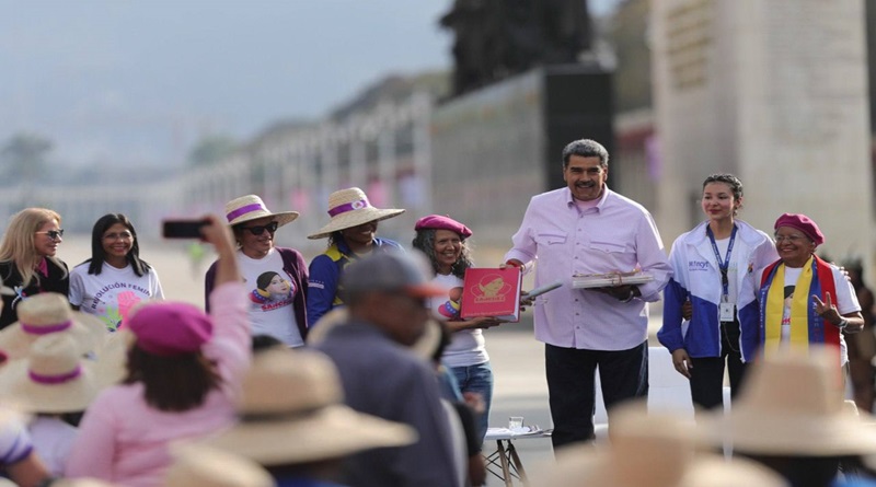 Presidente Maduro recibe Marcha de Mujeres venezolanas en Los Próceres