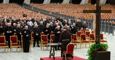 Vaticano anuncia ejercicios espirituales en comunión con Papa Francisco
