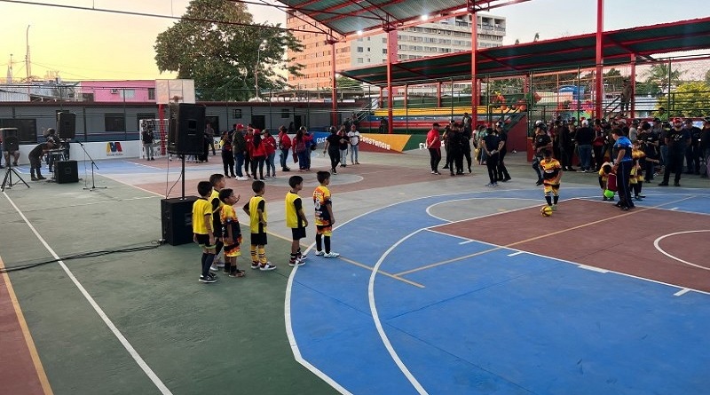 Gobierno de la Guayana Esequiba rehabilita cancha deportiva en Tumeremo