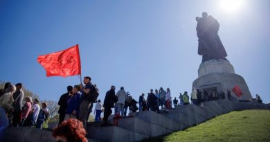 Alemania dice que prohibirá banderas rusas y soviéticas en el Día de la Victoria