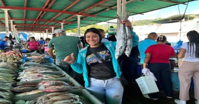 Mercado de Coche ofrece variedad de productos marinos en Semana Santa