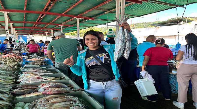Mercado de Coche ofrece variedad de productos marinos en Semana Santa