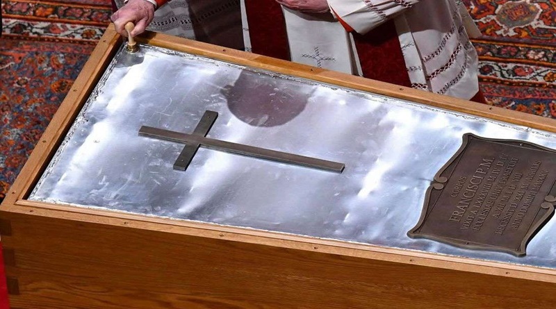 Cierran féretro del Papa Francisco tras multitudinario homenaje