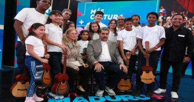 Jefe de Estado propone creación de una poderosa orquesta para el uso del cuatro