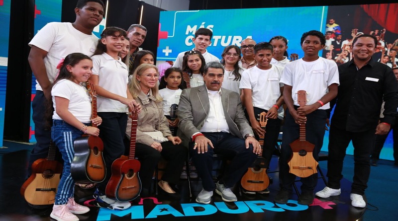 Jefe de Estado propone creación de una poderosa orquesta para el uso del cuatro