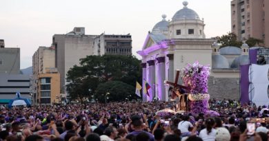 Venezolanos agradecen milagros de El Nazareno en multitudinaria procesión