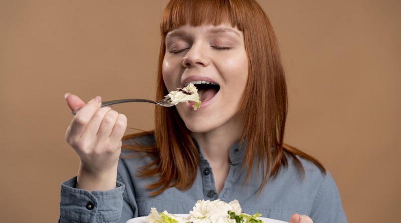 Expertos determinan cuántos minutos deben dedicarse a comer